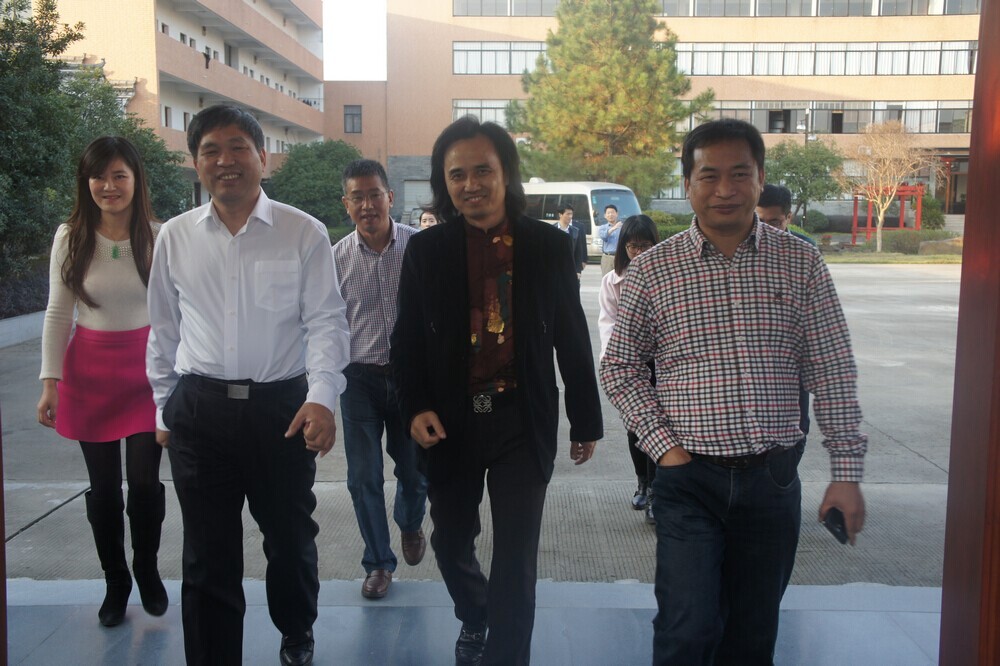 浙江省文化厅金兴盛厅长莅临黄小明木雕艺术馆和个木园6